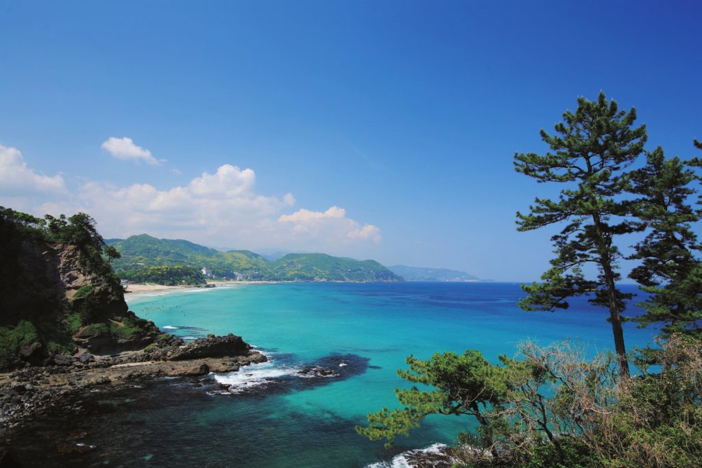 サーフタウンガイド／青い海と白い砂浜にいい波。「伊豆・下田」