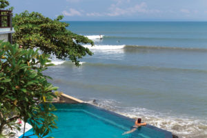 オーシャンフロントの最新ホテルにはモダ ンなインフィニティプールが。バリ島の海辺 で過ごす休日もますますラグジュアリーに。