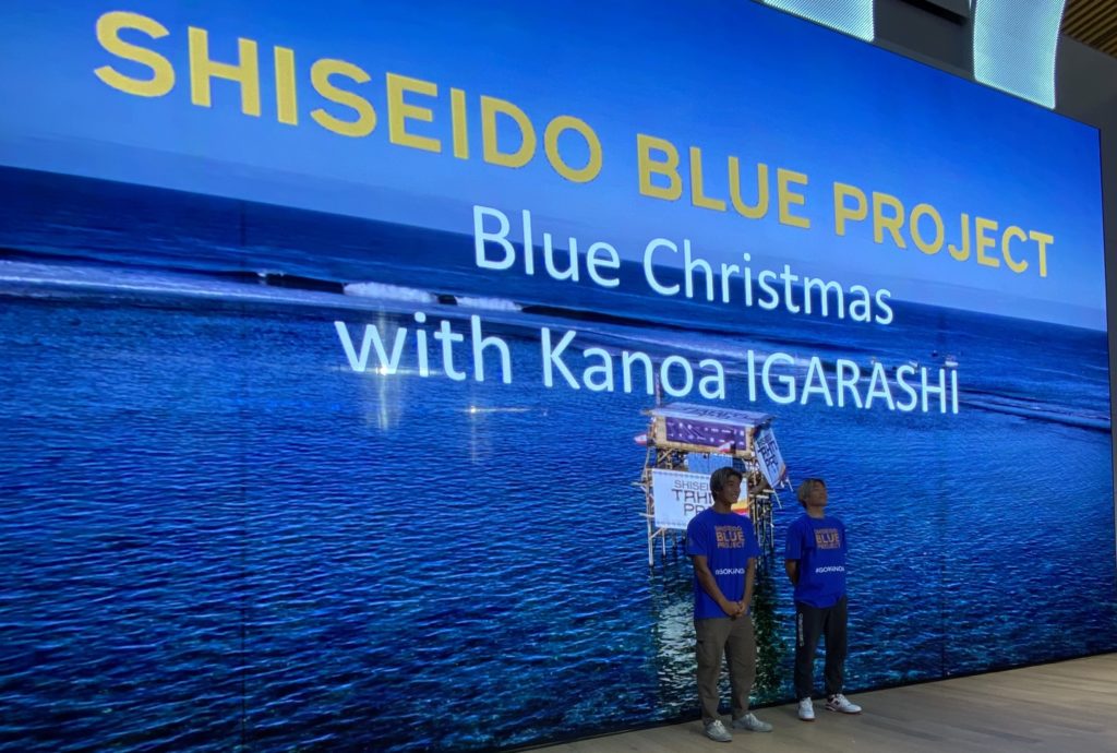 五十嵐カノアが資生堂でイベントに参加！弟、キアヌとともにサンタ姿で