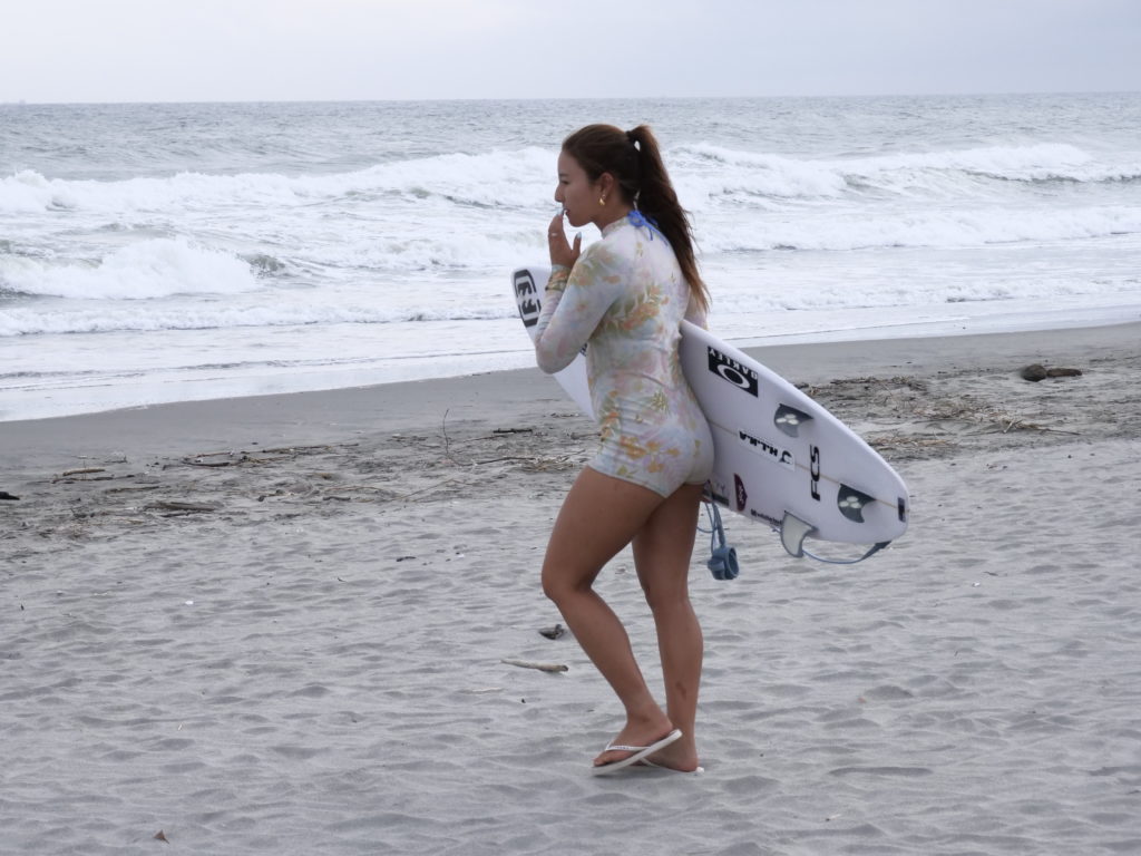 パリ五輪　サーフィン日本代表　松田詩野　psa10 パリ五輪サーフィン日本代表の松田詩野が、ビラボン展示会で記者会見